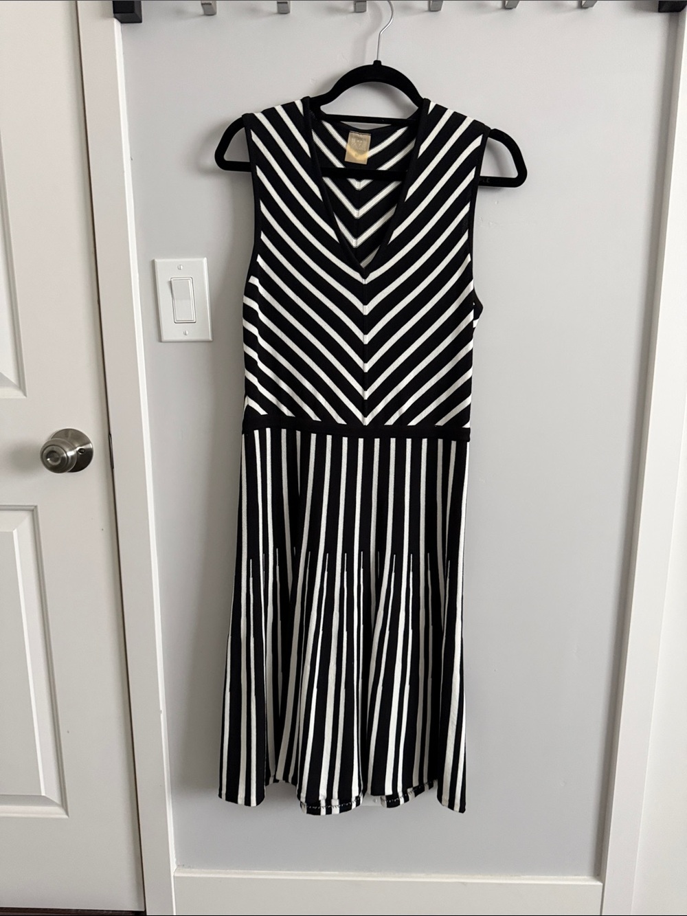Anne Klein Black & White Sleeveless V-Neck Midi Dress